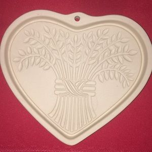Pampered Chef Stoneware Country Heart  Decor Cabin